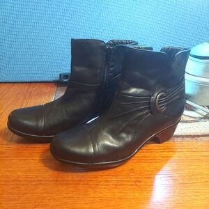 Clarks black leather booties 8.5 fall winter outdoors offuce